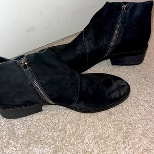 Eileen Fisher ankle boots. New w tags.